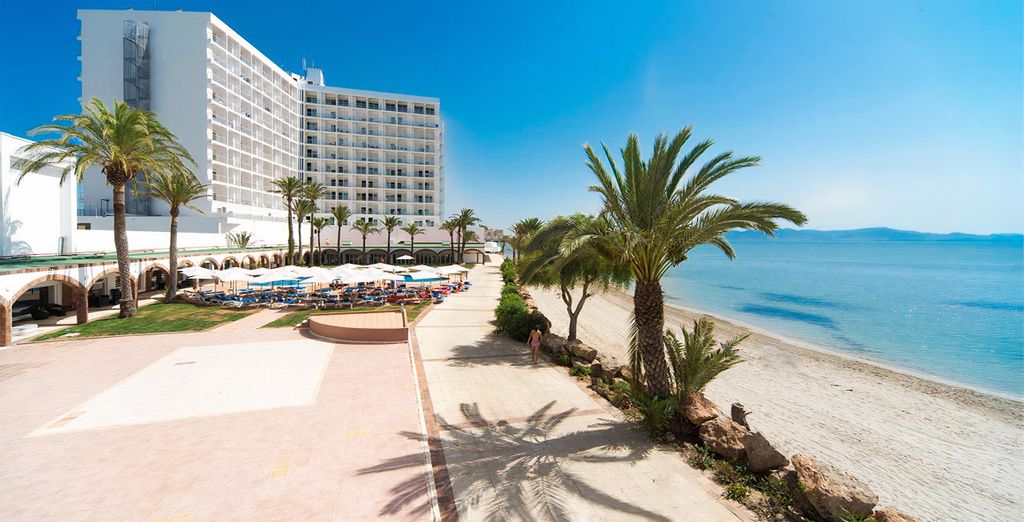 Resort mediterráneo con piscinas