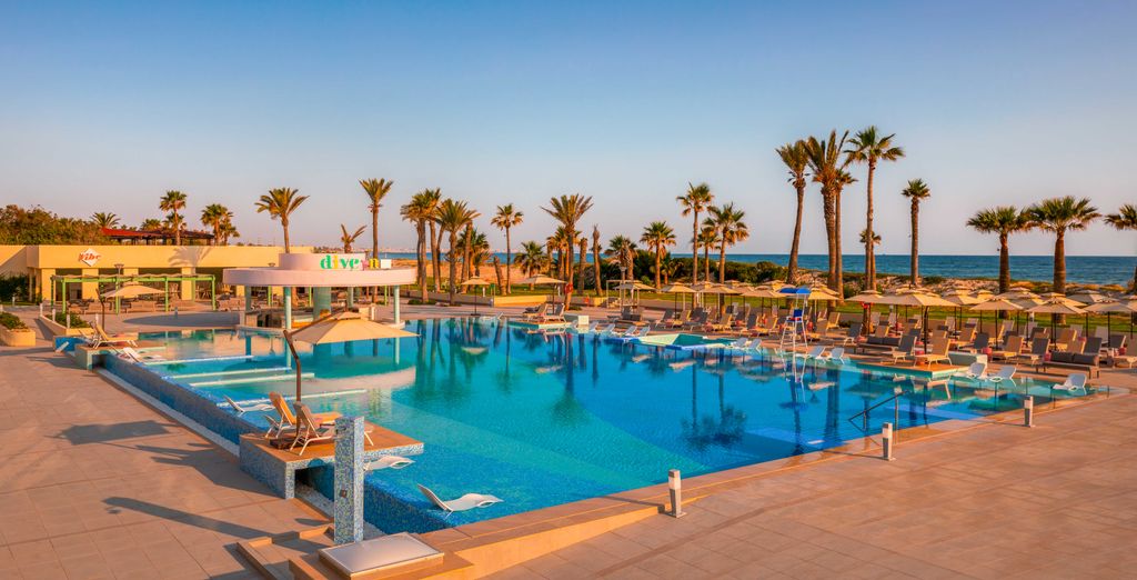 Le littoral de Skanes, au nord de Monastir : piscine, palmiers et mer Méditerranée au coucher du soleil