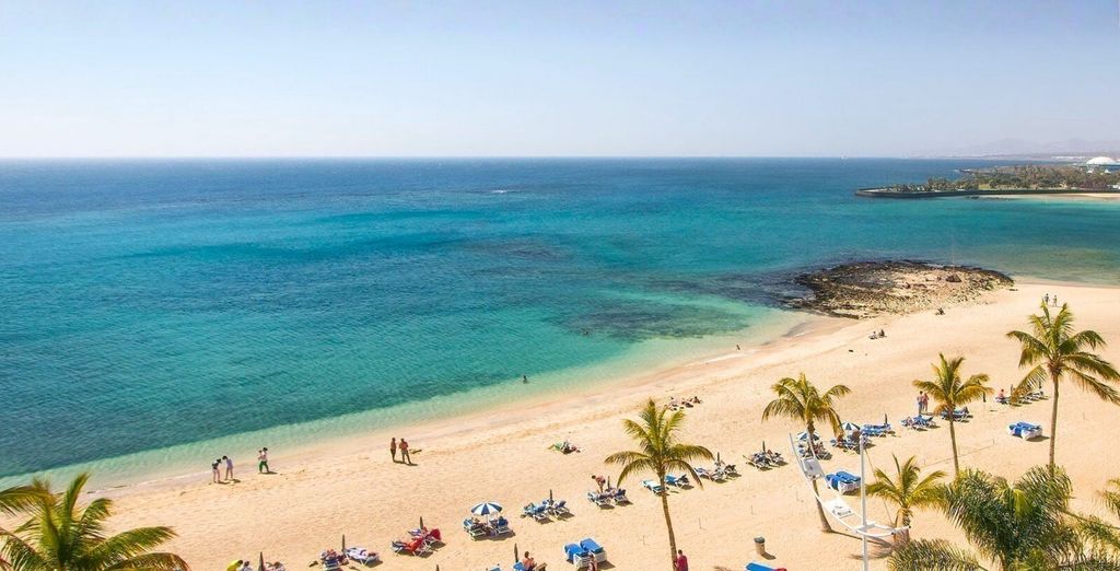 Plage de sable clair et eaux turquoise à Lanzarote, près de l'Hôtel Lancelot Playa