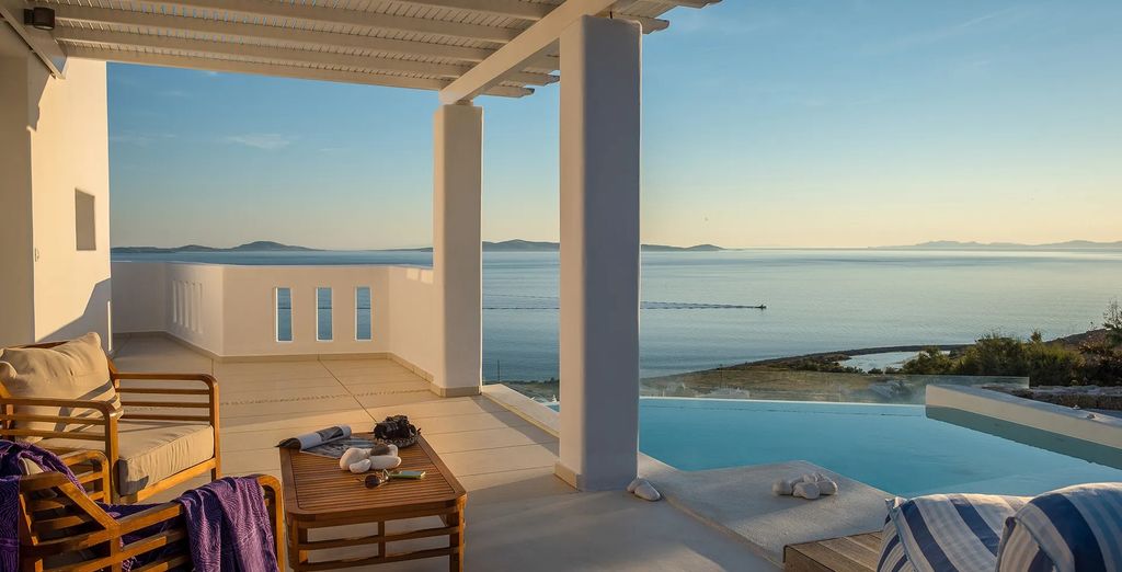 La terrasse du San Marco Luxury Hotel & Villa 5 étoiles, ouverte sur la mer Égée, à Mykonos