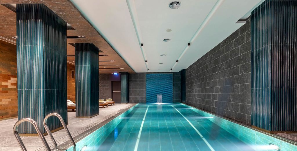 Wish More Hotel Sisli 4 étoiles et sa piscine intérieure, à Istanbul