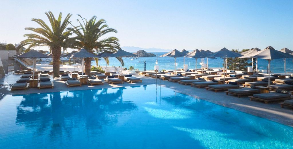 La piscine et les palmiers du Myconian Ambassador 5 étoiles, à Mykonos