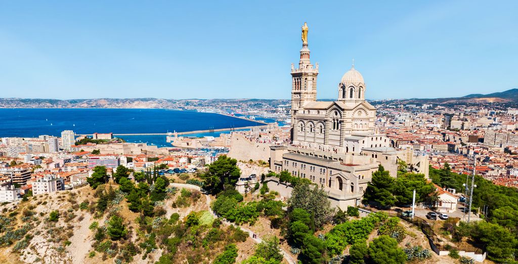 Marseille vue depuis Notre-Dame de la Garde, les toits de la ville et la Méditerranée