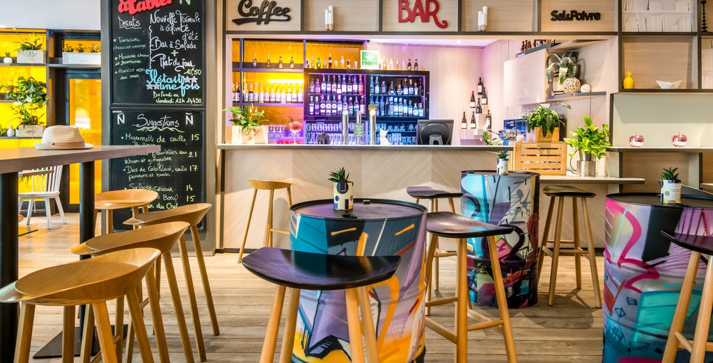 Le bar coloré du Novotel Marseille Centre Prado Vélodrome 4 étoiles