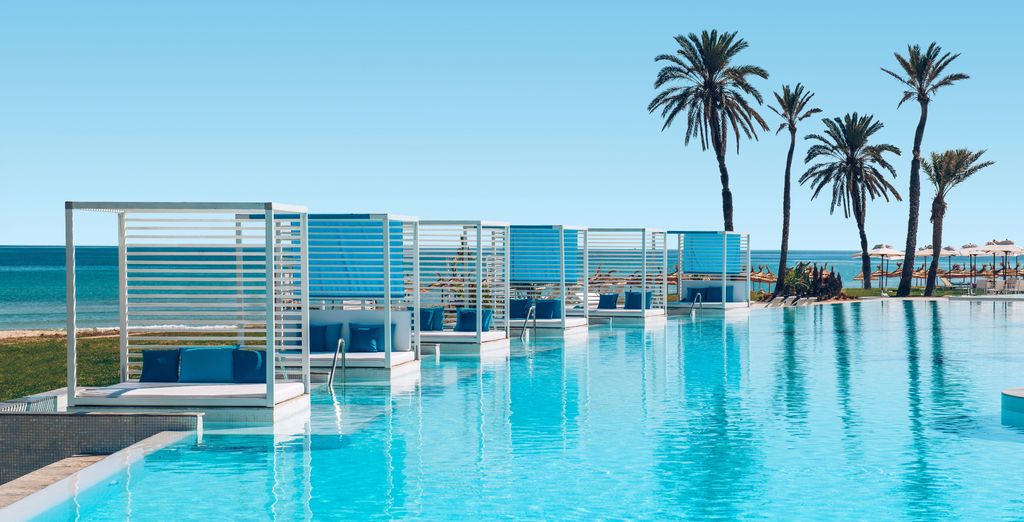 La piscine à débordement de l'Iberostar Selection Kuriat Palace 5 étoiles, face à la mer
