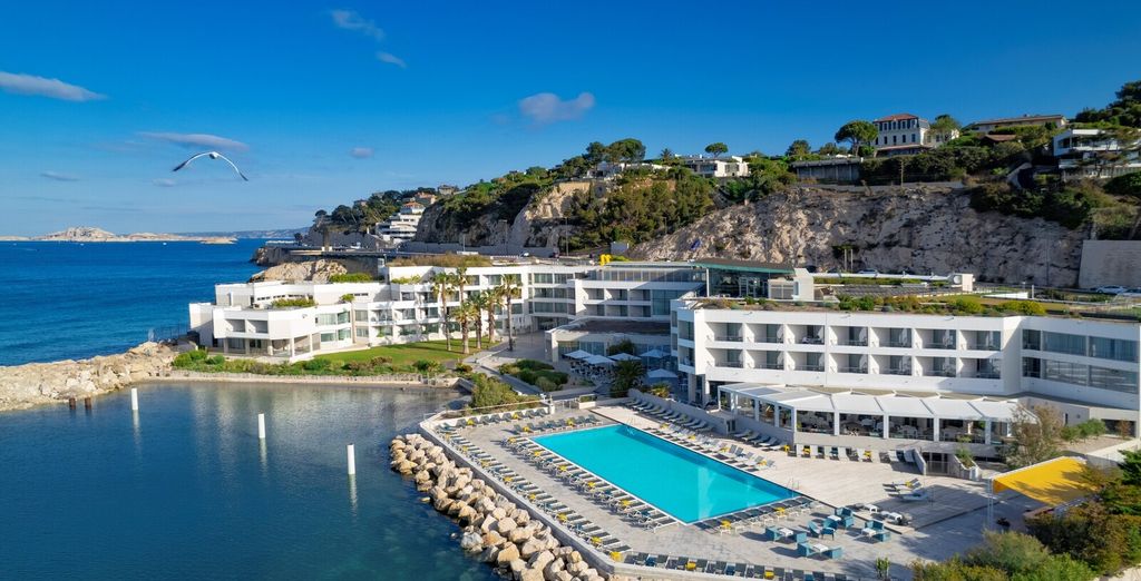 L'hôtel nhow Marseille 4 étoiles et sa piscine, face à la Méditerranée sur la Corniche