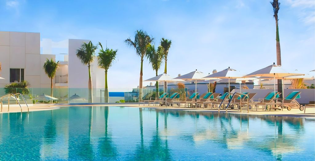 Hôtel Lava Beach à Lanzarote, piscine et terrasse face à l'océan