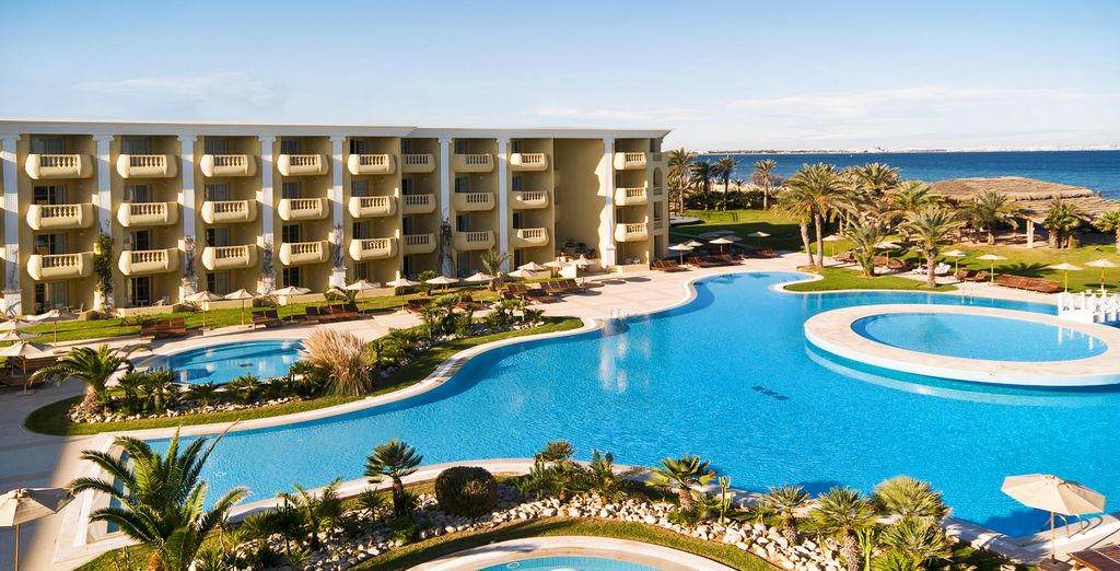 L'hôtel Royal Thalassa Monastir 5 étoiles et sa grande piscine, vus du ciel