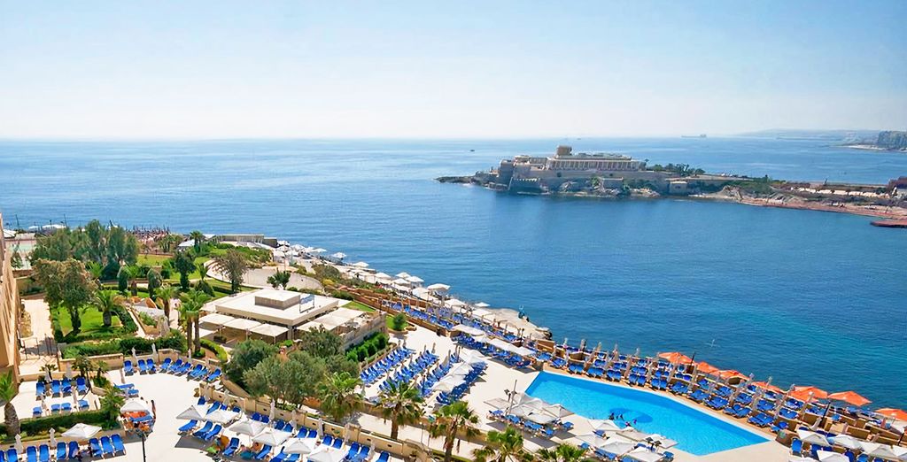 Hôtel Corinthia St George's Bay 5*