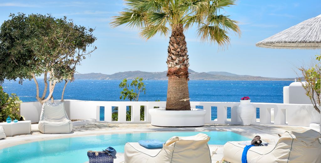 La terrasse du Saint John Hôtel Villas & Spa 5 étoiles, au-dessus de la baie d'Agios Ioannis
