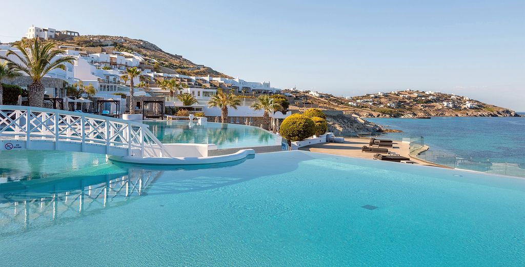 La baie d'Agios Ioannis à Mykonos&nbsp;: architecture cycladique blanche et mer Égée