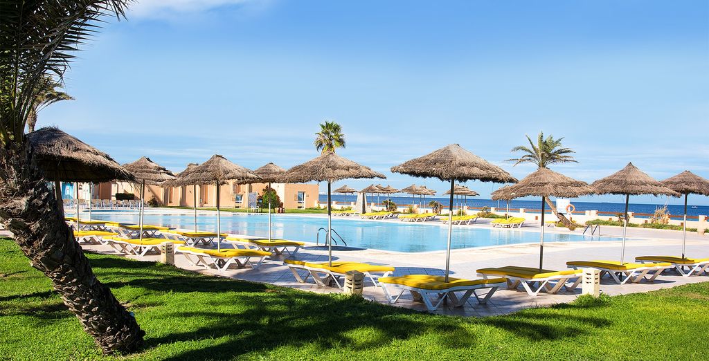 La plage et les parasols du Magic Life Skanes Family Resort 4 étoiles, à Monastir
