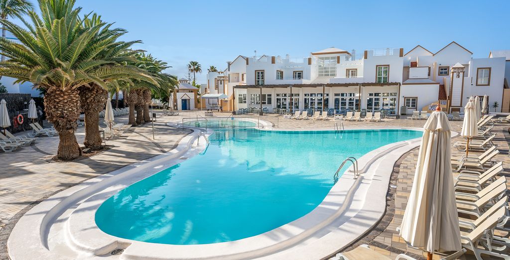 Hôtel Livvo Morromar à Lanzarote, piscine et maisons blanches