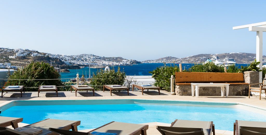 Les bâtiments blancs et les jardins de l'hôtel Rhenia Mykonos 4 étoiles