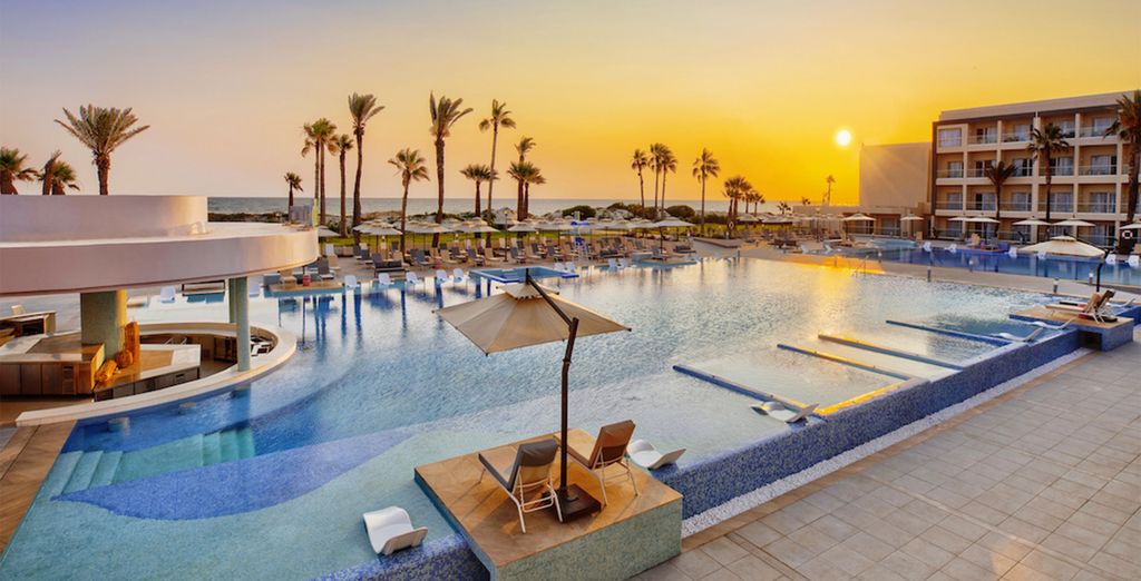 La piscine et la plage du Hilton Skanes Monastir Beach Resort 5 étoiles