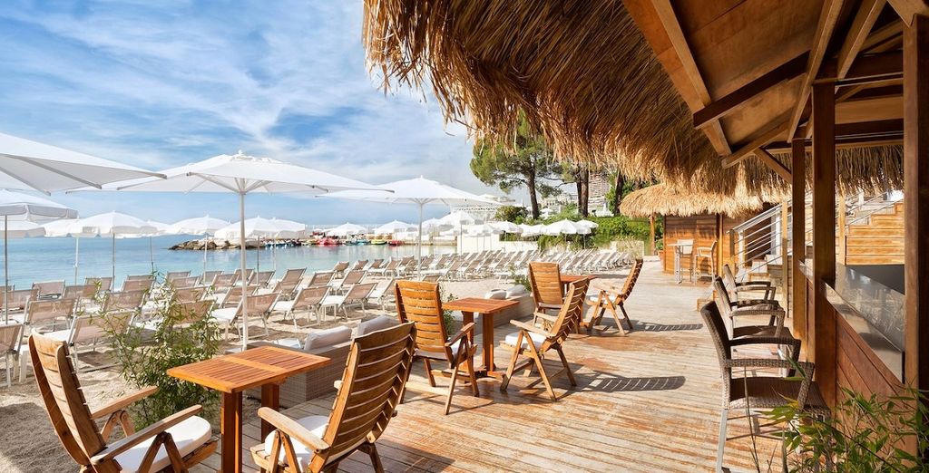 Hôtel de luxe avec terrasse en bois et vue sur la mer méditerranée