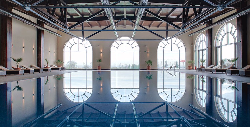 Hôtel de luxe cinq étoiles avec piscine intérieure et escapde détente tout confort