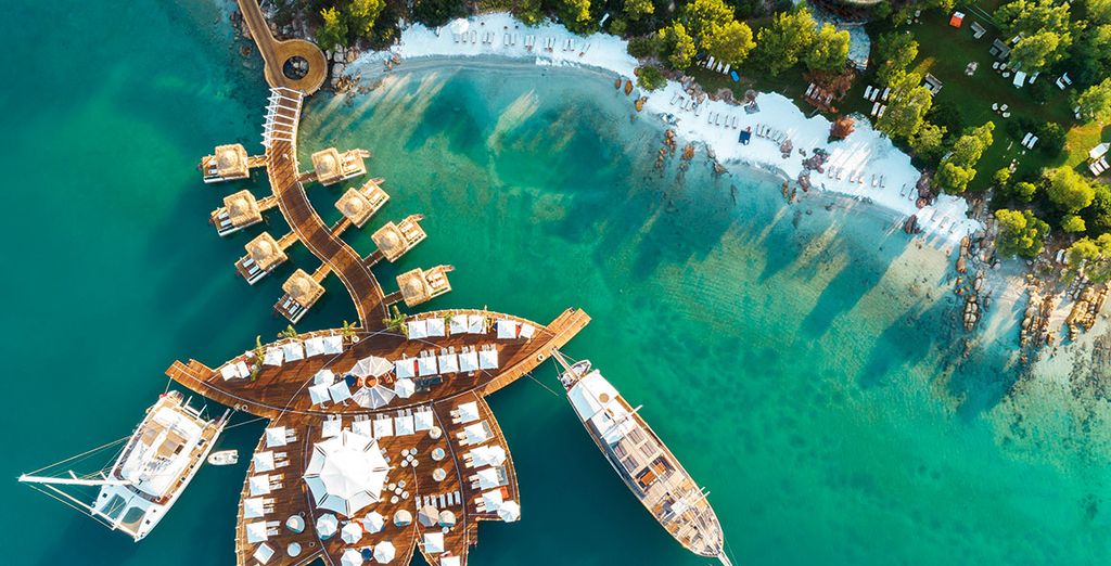 Hôtel LUJO Bodrum 5 étoiles, ponton et eau turquoise vus du ciel