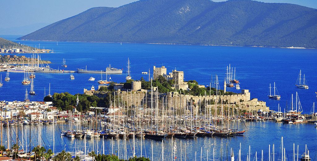 Bodrum, le château Saint-Pierre, la marina et la baie vus depuis les hauteurs