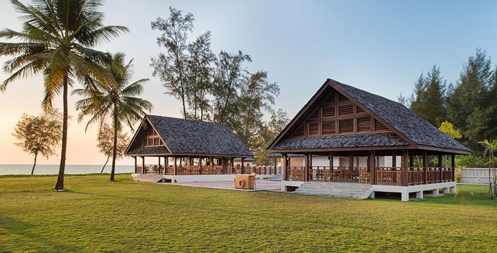 Cachet Resort Dewa Phuket 5* + Holiday Inn Phi Phi 4* + Le Menara Khao Lak 5*