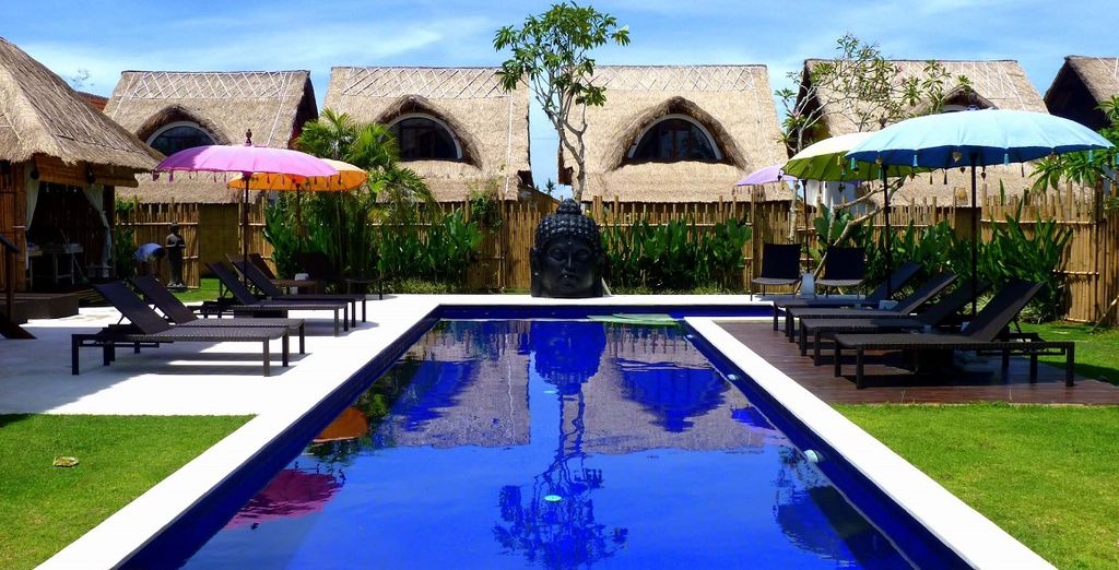 Hotel di alta gamma con piscina esterna riscaldata e zona relax a Bali, Indonesia.
