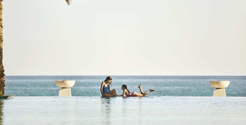 Al Bustan Palace, A Ritz Carlton Hotel 5* con possibile soggiorno a Abu Dhabi