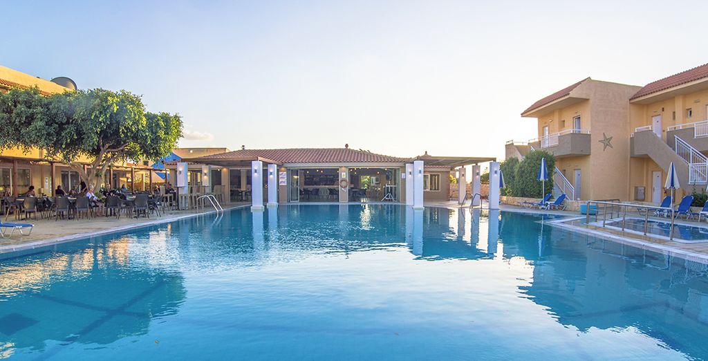Lavris Hotel & Bungalows 4*