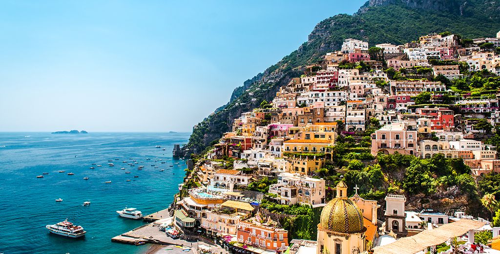 Fotografia delle colorate città della Costiera Amalfitana, affacciate sul Mar Mediterraneo