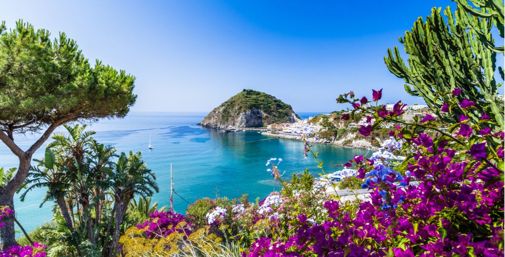 Fotografia di Amalfi, le sue coste rocciose e la sua vista panoramica sul Mar Mediterraneo