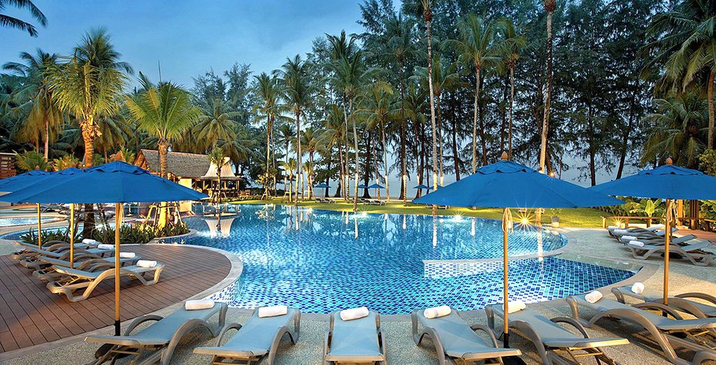 Glow Pratunam Bangkok 4* + Manathai Surin Phuket 4* + Manathai Khao Lak 4*