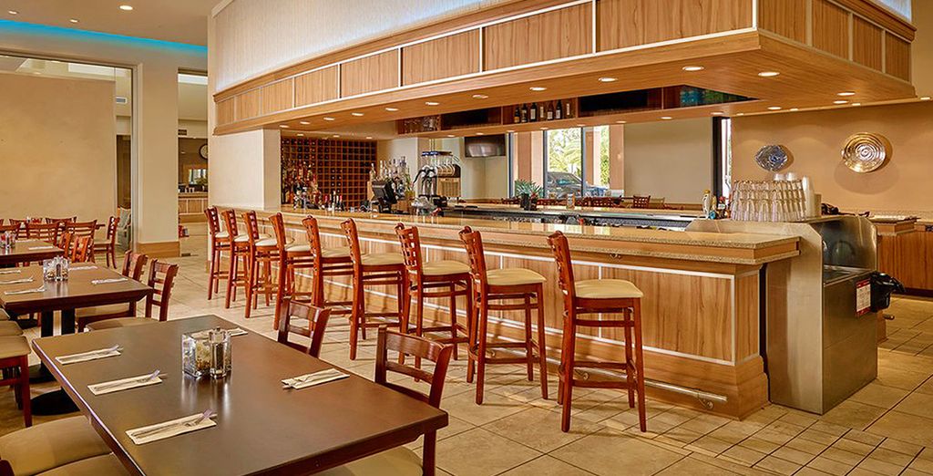 6 Columbus Hotel New York + CLC Regal Oaks Resort