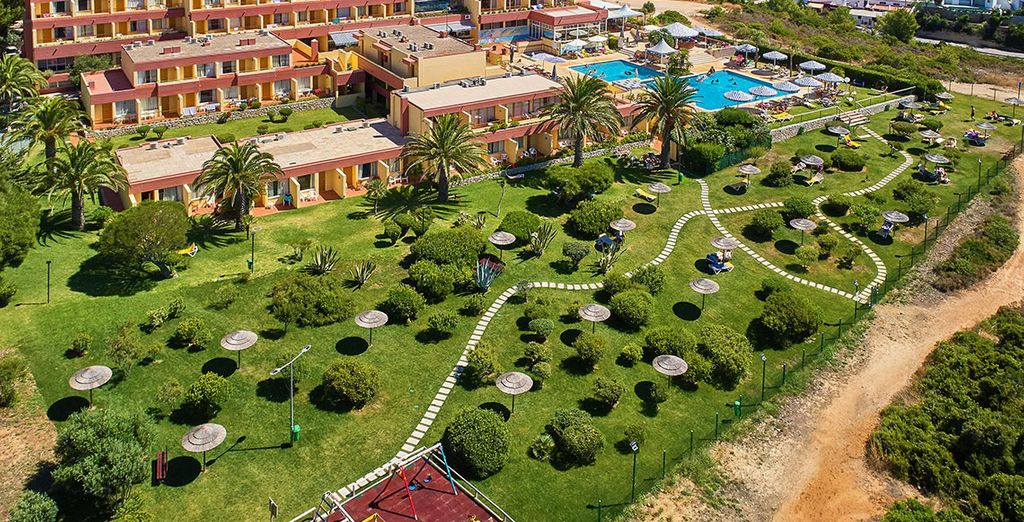 Ramada by Wyndham Lisbon 4* + Hotel Baía Cristal Beach & Spa Resort 4*