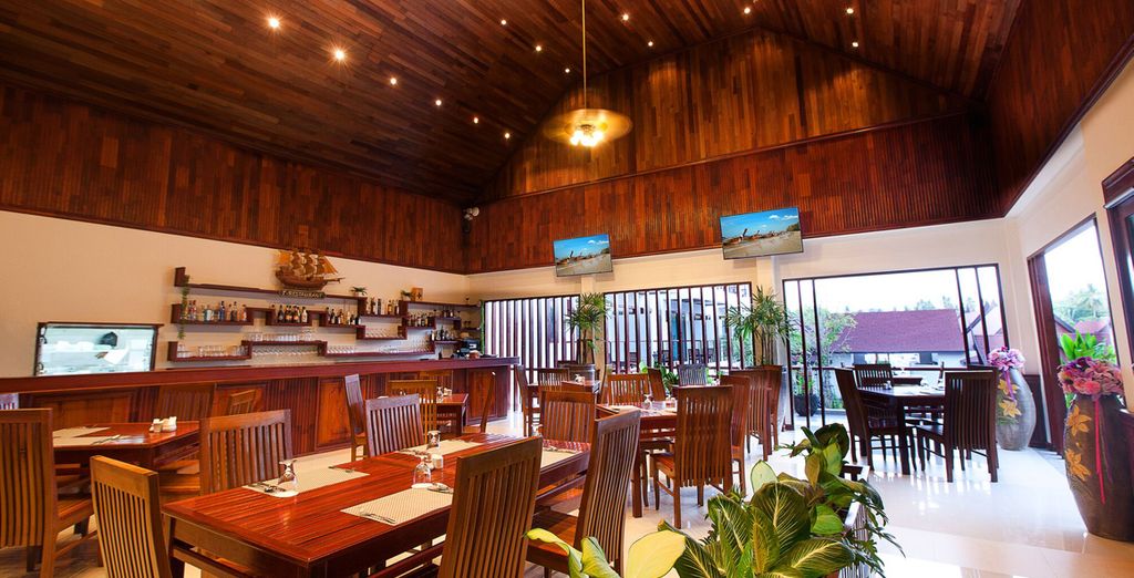 GLOW Pratunam Bangkok + T-Villa Phuket + The Leaf on the Sands Khao Lak 4*