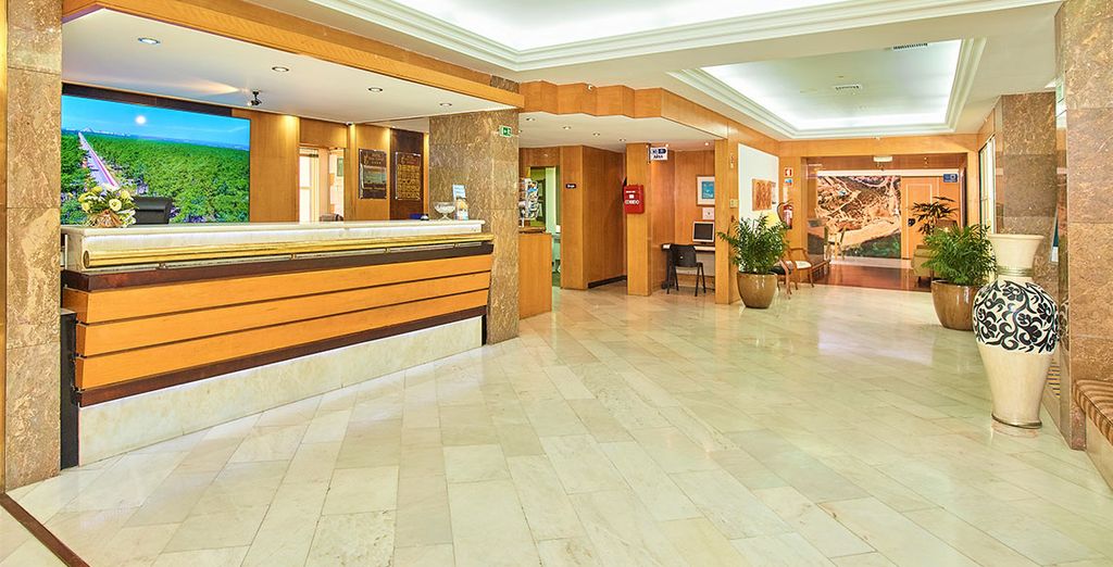 Ramada by Wyndham Lisbon 4* + Hotel Baía Cristal Beach & Spa Resort 4*