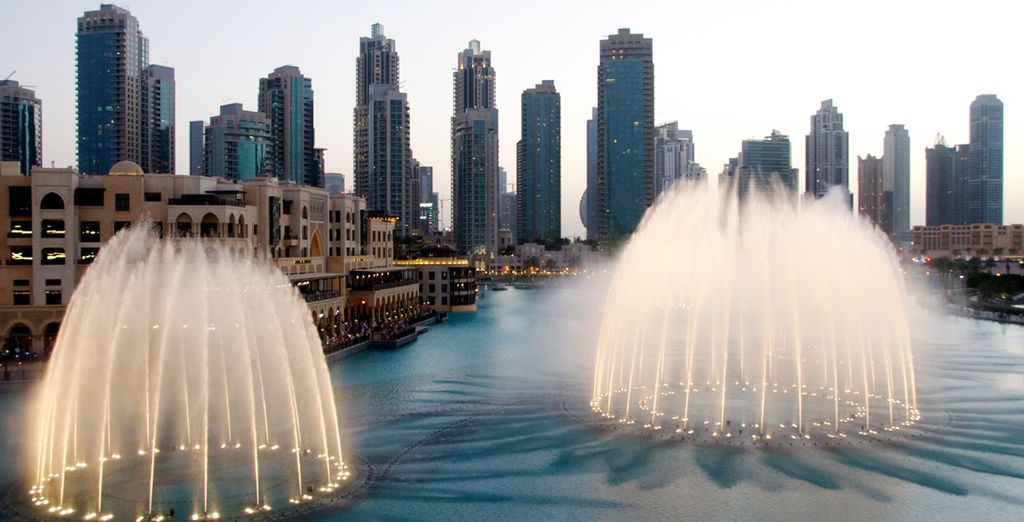 Watch the impressive spectacle of the fountains in Dubai