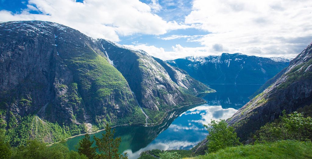 Norwegian Fjords and Trekking Fly & Drive 4*