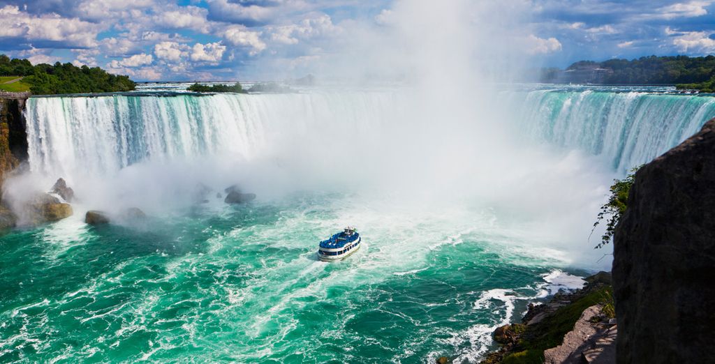 Enjoy the natural wonder of the Niagara Falls with Voyage Privé