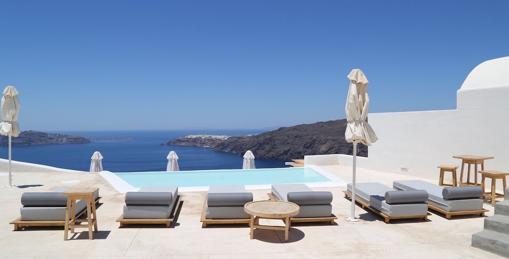 Enjoy a weekend in Santorini