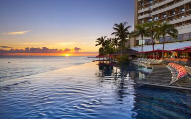Luxe Sunset Boulevard Hotel & Sheraton Waikiki Hotel 4*