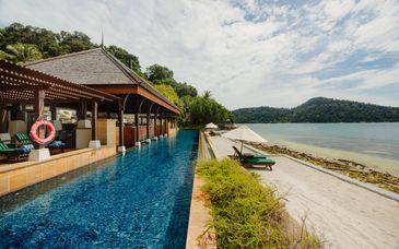 The Majestic Malacca 5*, Sofitel Kuala Lumpur Damansara 5*, Cameron Highlands Resort 5* y Pangkor Laut Resort 5*, con posible estancia en Singapur
