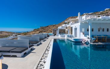 Flaskos Luxury Suites