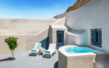 Luna Santorini Suites