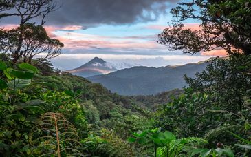 12-18 night tour: Between volcanoes & oceans