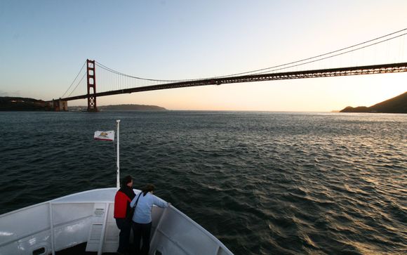 Schifffahrt bei Sonnenuntergang in der Bucht von San Francisco