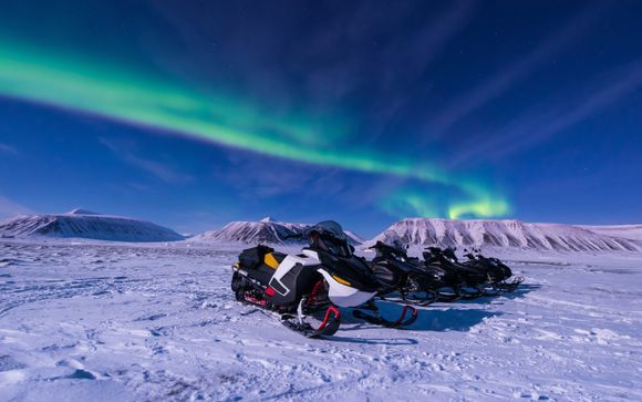 Nacht-Schneemobiltour unter dem arktischen Himmel (in der Gruppe)