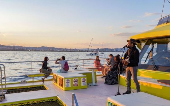 Katamaran-Kreuzfahrt bei Sonnenuntergang in Barcelona mit Live-Musik