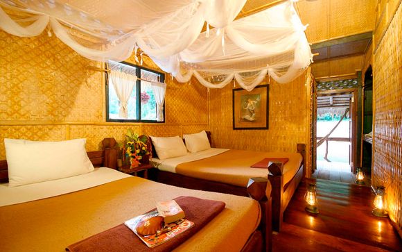 Habitaciones de bambú en la balsa flotante