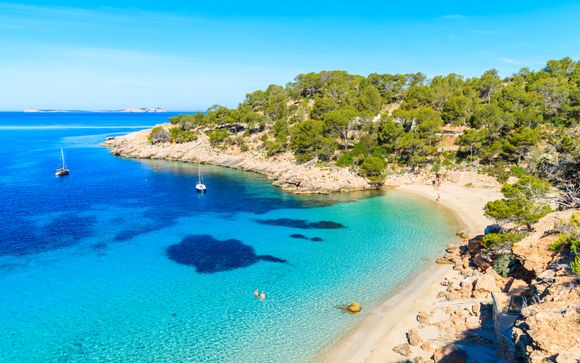 Excursion en bateau le long de la côte ouest d’Ibiza (boissons et tapas ibériques inclus)
