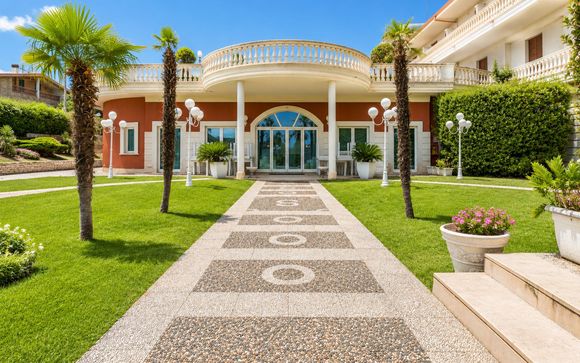 Poussez les portes de l'hôtel UNICO Serrone Palace 4*