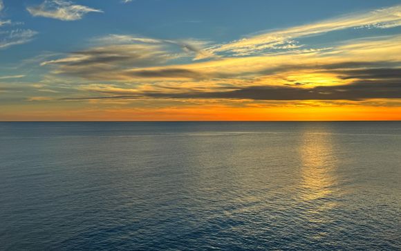Admirer le coucher de soleil en mer